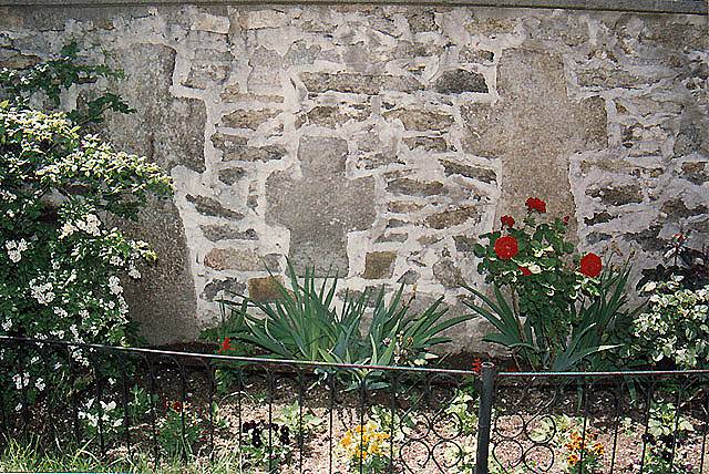 Krzyże pokutne w murze kościoła w Rogowie Sobóckim, gm.Sobótka