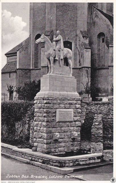 Pomnik modlącego się dowódcy "czarnego hufca", barona Ludwiga Adolfa Wilhelma von Lützowa na koniu w Sobótce
