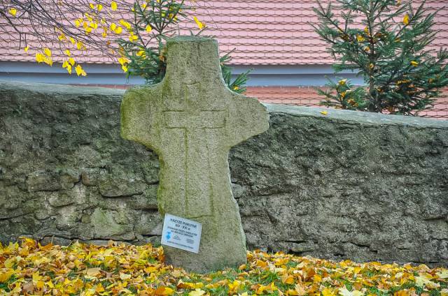 Krzyż przy murze kościelnym w Brożcu